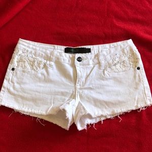 White denim shirt shorts with lace pockets